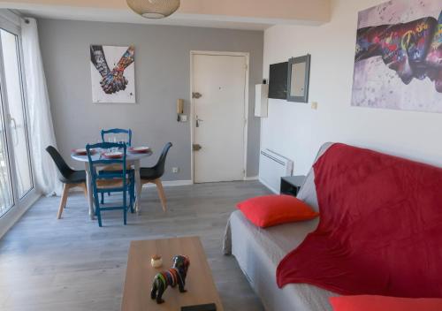uma sala de estar com um sofá e uma mesa e uma sala de jantar em Chill and Work entre Paris et Disney em Neuilly-Plaisance