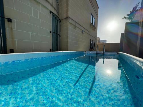 マルサシュロックにあるBaySide1 Marsaxlokk Maltaの建物内の青い水の大きなプール