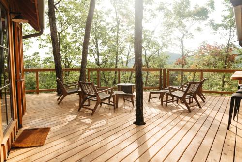 ガトリンバーグにあるThe Hickory in Treehouse Grove at Norton Creekのベランダ(椅子、テーブル付)