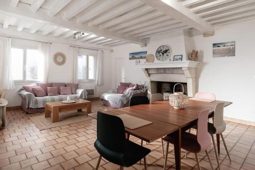 un salon avec une table en bois et un canapé dans l'établissement La villa des mouettes, à Biscarrosse