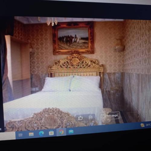 1 dormitorio con 1 cama con una foto en la pared en Grand Emperor Museum Hotels and Resorts, en Lekki