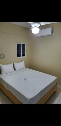 sypialnia z dużym białym łóżkiem w pokoju w obiekcie July Vladimir w mieście Puerto Plata