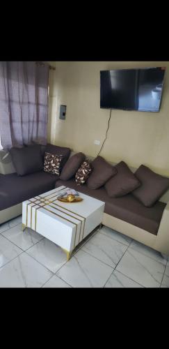 - un salon avec un canapé et une télévision dans l'établissement July Vladimir, à San Felipe de Puerto Plata
