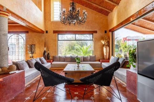 a living room with a couch and a table at Hermosa Casa 20p/6Hab/Pool/Jacuzzi Tequisquiapan in La Laja