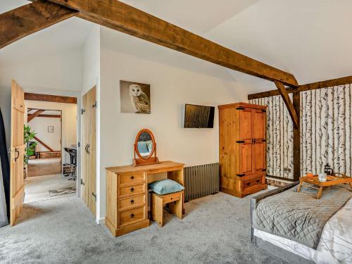 - une chambre avec un lit et une commode en bois dans l'établissement 1 Bed in Northwich 1.8mi 91435, à Northwich