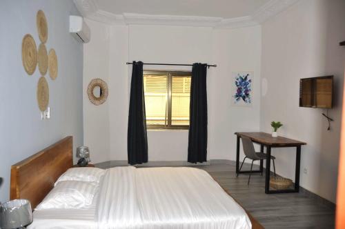 Una cama o camas en una habitación de Cocoon Guest House