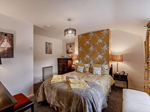 1 dormitorio con 1 cama grande en una habitación en 2 Bed in Blanchland 91440, 