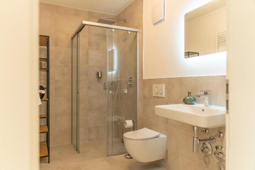 een badkamer met een douche, een toilet en een wastafel bij Die Gartenlounge in Bad Aibling in Bad Aibling