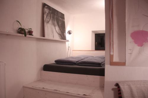 - une chambre avec un lit dans l'angle dans l'établissement Statek uprostřed divoké zahrady, à Jistebnice