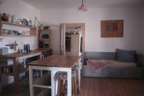 - une cuisine avec une table et un canapé dans une chambre dans l'établissement Statek uprostřed divoké zahrady, à Jistebnice