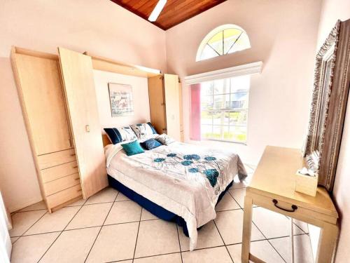 Voodi või voodid majutusasutuse Waterfront Home With Heated Pool/Jacuzzi and only 1mile to beach toas