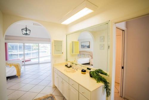 Foto sihtkohas Marco Island asuva majutusasutuse Waterfront Home With Heated Pool/Jacuzzi and only 1mile to beach galeriist