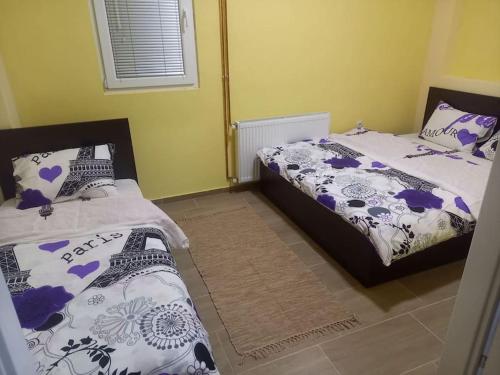 two beds sitting next to each other in a bedroom at Apartment Grazdani in Ohrid