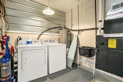 garaje con lavadora y fogones en Lee Getaway, en South Haven