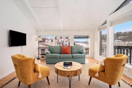 TV a/nebo společenská místnost v ubytování Riverside Suites - Unit A