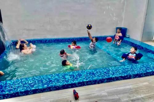a group of people playing in a swimming pool at Casa con Alberca en colonia Vista Hermosa in Reynosa