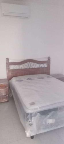 a bed sitting in a room with a white wall at DEPARTAMENTO 2 RECAMARAS, RENTA POR DIA CULIACAN, CERCA AEROPUERTO in Bachigualato
