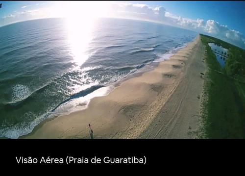 - une vue aérienne sur une plage avec l'océan dans l'établissement Bangalô Amarelo, à Prado