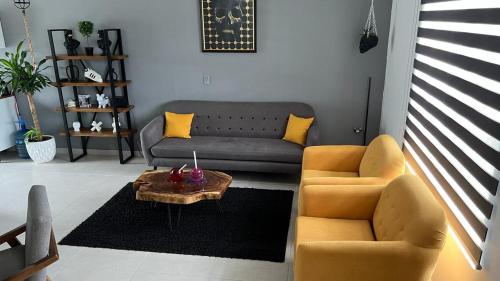 sala de estar con sofá y mesa de centro en SAN JUAN DEL RIO, QUERETARO, 