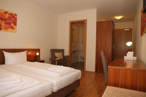 Ein Bett oder Betten in einem Zimmer der Unterkunft Hotel Sonne