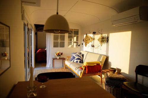 sala de estar con sofá y mesa en Cirkusvognen på Ærø, en Marstal