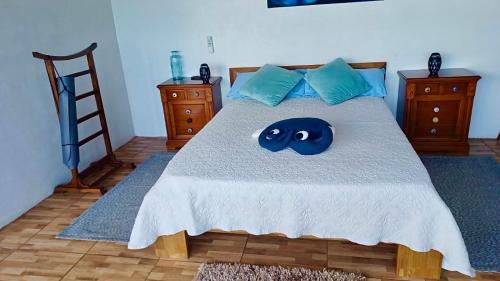 una camera da letto con un letto con una maschera blu di Atico de la Pardela a La Laguna