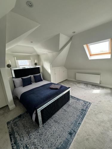 um quarto com uma cama grande num sótão em Stunning Flat in Chiswick em Londres
