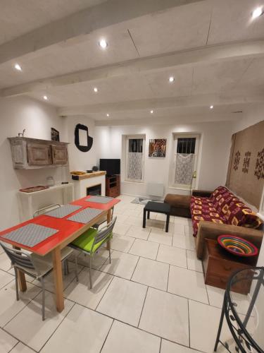 uma sala de estar com uma mesa e um sofá em Appart spacieux à 2 pas du port em La Ciotat