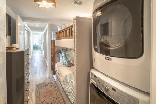 Cucina o angolo cottura di St Maarten 508 a Beautiful Luxury Beach Front 3 Bedroom 5th Floor Condo with Resort Amenities