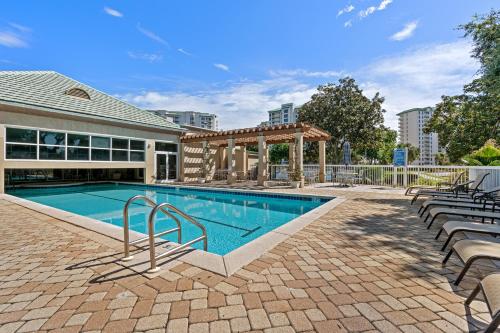 Piscina di St Maarten 508 a Beautiful Luxury Beach Front 3 Bedroom 5th Floor Condo with Resort Amenities o nelle vicinanze
