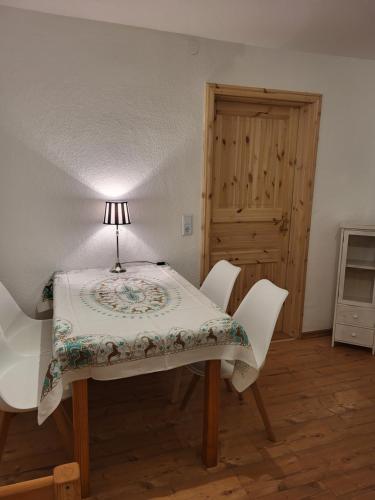 einen Tisch und Stühle mit einer Lampe darüber in der Unterkunft Bergblick in Königstein an der Elbe