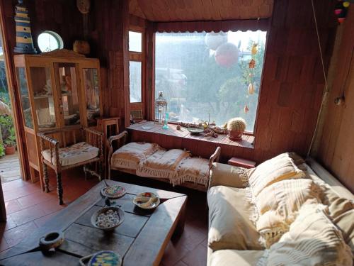sala de estar con sofá y mesa en el portal de zapallar ,laguna de zapallar maitencillo, en Zapallar