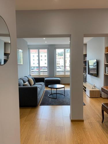un salon avec un canapé et une table dans l'établissement Appartement Lumineux Hypercentre, à Épinal