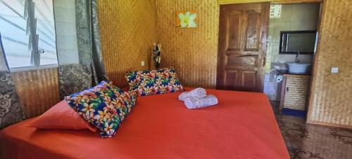 Кровать или кровати в номере Rops Location Huahine bungalow premium