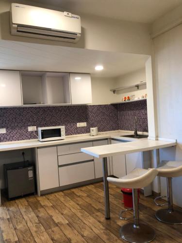 Virtuvė arba virtuvėlė apgyvendinimo įstaigoje Rajhans belliza 2bhk Flats