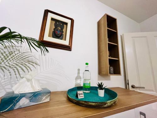 een tafel met een fles wijn en een plant bij Apartment LEO in Berghausen