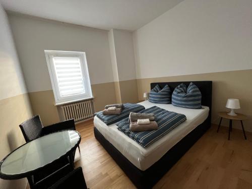 um quarto com uma cama e uma mesa de vidro em Zimmer- Pension-Gästehaus em Meine