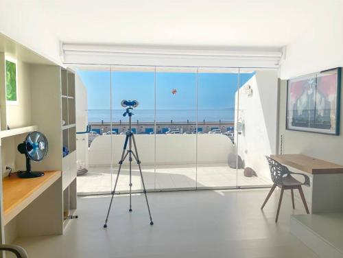 una cámara en un trípode en una habitación en Radazul Seafront Marina 9, en El Rosario