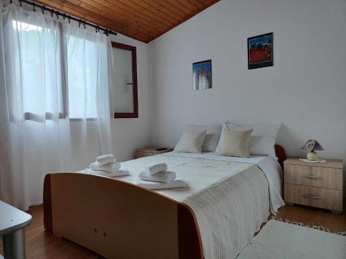 sypialnia z łóżkiem i dwoma ręcznikami na nim w obiekcie Apartments by the sea Basina, Hvar - 116 w mieście Vrboska