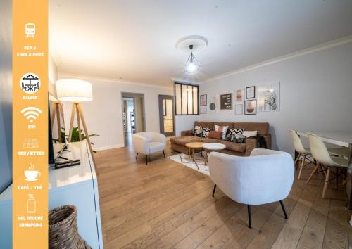 un salon avec un canapé et une table dans l'établissement Le Bord de Seine 5min à pieds Gare Parking Privé Gratuit, à Rueil-Malmaison