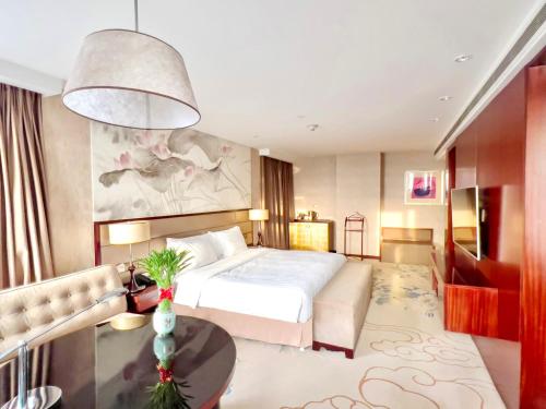 Un ou plusieurs lits dans un hébergement de l'établissement Crowne Plaza Beijing Zhongguancun by IHG