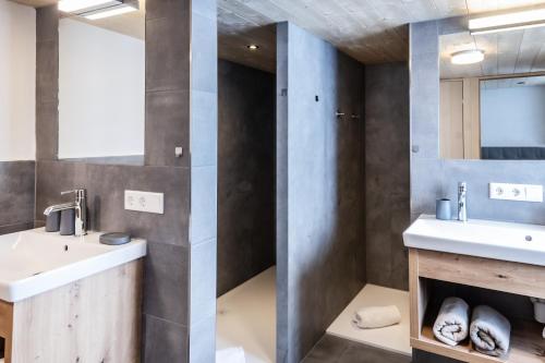 ein Badezimmer mit 2 Waschbecken und einem Spiegel in der Unterkunft Ferienhaus Erath in Damüls