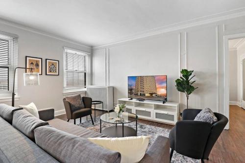 a living room with a couch and a tv at Cozy & Radiant 2BR Apartment - BStone 605 in Chicago