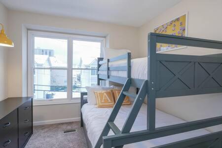 een slaapkamer met een stapelbed en een raam bij Board Game Bungalow - Quiet Neighborhood in AC! in Atlantic City