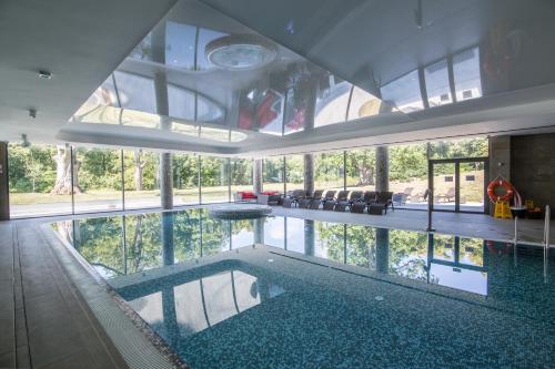 The swimming pool at or close to Hanza Pałac Wellness & SPA