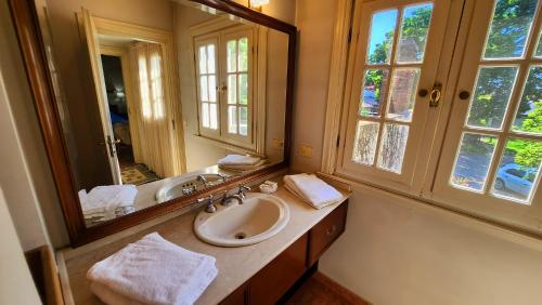 a bathroom with a sink and a large mirror at Alojamiento Aeropuerto in Ezeiza