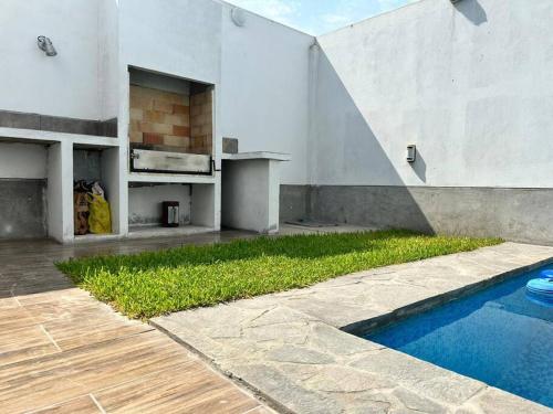 una casa con piscina en un patio en Casa de Campo Paz y Bien - Cieneguilla, en Cieneguilla