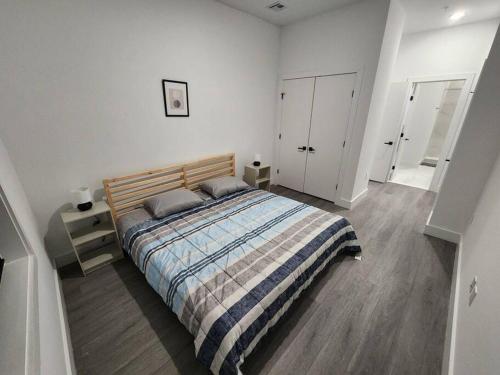 - une chambre avec un lit et 2 oreillers dans l'établissement Close to NYC - 2Bed Vast Stylish Apt, à Bayonne