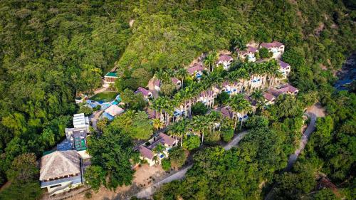 una vista aérea de una mansión en el bosque en Entremonte Wellness Hotel and Spa, en Apulo