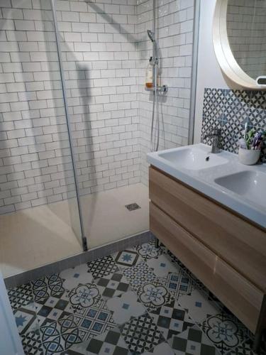 une salle de bain avec douche et lavabo dans l'établissement Belle Maison proche base nautique olympique et Disney, à Torcy